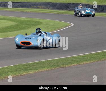 1955 Cooper-Climax T39 'Bobtail' No.39 conduce 1955 Ferrari 750 Monza No.7 in un caldo del Freddie March Memorial Trophy al Goodwood Revival 2022 Foto Stock