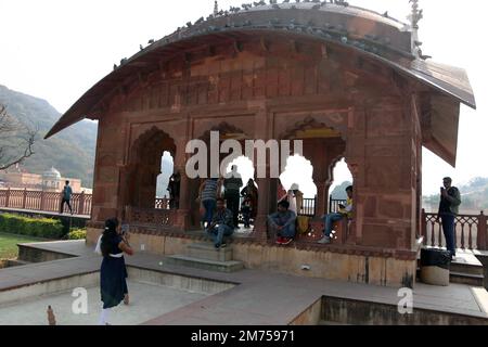 Jaipur, Rajasthan / India - i turisti scattano le foto al Fort di ambra famoso Foto Stock