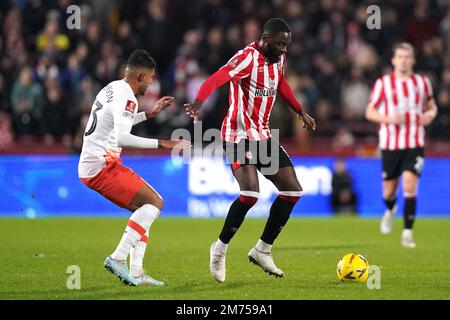 Emerson Palmieri (a sinistra) di West Ham United e Josh Daisilva di Brentford si battono per la palla durante la partita della Emirates fa Cup al GTECH Community Stadium di Londra. Data immagine: Sabato 7 gennaio 2023. Foto Stock