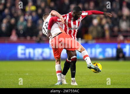 Il West Ham United Tomas Soucek (a sinistra) e Josh Daisilva di Brentford si battono per la palla durante la partita della Emirates fa Cup al GTECH Community Stadium di Londra. Data immagine: Sabato 7 gennaio 2023. Foto Stock