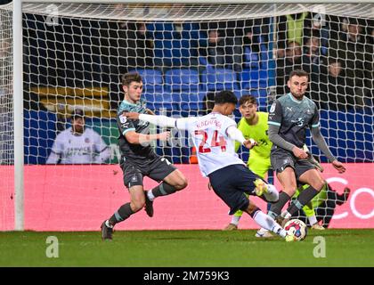 Bolton Wanderers Forward Elias Kachunga (24) scatta un tiro e il portiere di Plymouth Argyle Michael Cooper (1) fa un salvataggio durante la partita della Sky Bet League 1 Bolton Wanderers vs Plymouth Argyle all'Università di Bolton Stadium, Bolton, Regno Unito, 7th gennaio 2023 (Foto di Stanley Kasala/News Images) Foto Stock