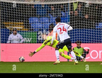 Bolton Wanderers Forward Elias Kachunga (24) scatta un tiro e il portiere di Plymouth Argyle Michael Cooper (1) fa un salvataggio durante la partita della Sky Bet League 1 Bolton Wanderers vs Plymouth Argyle all'Università di Bolton Stadium, Bolton, Regno Unito, 7th gennaio 2023 (Foto di Stanley Kasala/News Images) Foto Stock