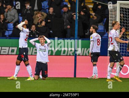 Bolton Wanderers Forward Elias Kachunga (24) sembra calato dopo che il portiere di Plymouth Argyle Michael Cooper (1) fa un salvataggio durante la partita della Sky Bet League 1 Bolton Wanderers vs Plymouth Argyle all'Università di Bolton Stadium, Bolton, Regno Unito, 7th gennaio 2023 (Foto di Stanley Kasala/News Images) Foto Stock