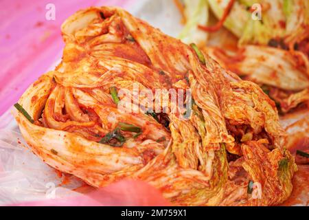 Primo piano delle mani che fanno il kimchi Foto Stock