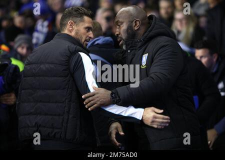 Sheffield, Regno Unito. 7th gennaio 2023Newcastle Assistente Coach Jason Tindall e Sheffield Mercoledì Manager Darren Moore durante la partita della fa Cup Third Round tra Sheffield Mercoledì e Newcastle United a Hillsborough, Sheffield Sabato 7th gennaio 2023. (Credit: Robert Smith | NOTIZIE MI) Credit: NOTIZIE MI & Sport /Alamy Live News Foto Stock