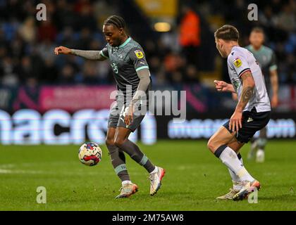 Bolton, Regno Unito. 07th Jan, 2023. Il centrocampista di Plymouth Argyle Jay Matete (28) scude la palla durante la partita della Sky Bet League 1 Bolton Wanderers vs Plymouth Argyle all'Università di Bolton Stadium, Bolton, Regno Unito, 7th gennaio 2023 (Foto di Stanley Kasala/News Images) a Bolton, Regno Unito il 1/7/2023. (Foto di Stanley Kasala/News Images/Sipa USA) Credit: Sipa USA/Alamy Live News Foto Stock