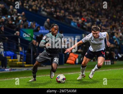 Bolton, Regno Unito. 07th Jan, 2023. Plymouth Argyle centrocampista Jay Matete (28) battaglie per la palla durante la partita Sky Bet League 1 Bolton Wanderers vs Plymouth Argyle all'Università di Bolton Stadium, Bolton, Regno Unito, 7th gennaio 2023 (Foto di Stanley Kasala/News Images) a Bolton, Regno Unito il 1/7/2023. (Foto di Stanley Kasala/News Images/Sipa USA) Credit: Sipa USA/Alamy Live News Foto Stock