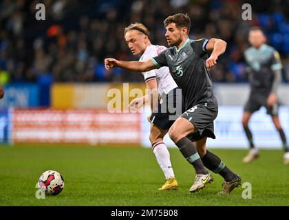 Bolton, Regno Unito. 07th Jan, 2023. Plymouth Argyle centrocampista Joe Edwards (8) battaglie per la palla durante la partita Sky Bet League 1 Bolton Wanderers vs Plymouth Argyle all'Università di Bolton Stadium, Bolton, Regno Unito, 7th gennaio 2023 (Foto di Stanley Kasala/News Images) a Bolton, Regno Unito il 1/7/2023. (Foto di Stanley Kasala/News Images/Sipa USA) Credit: Sipa USA/Alamy Live News Foto Stock