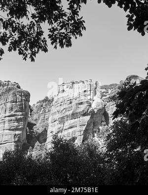 Chiostri sulle rocce di Meteora, Grecia. Fotografia di paesaggi, in bianco e nero Foto Stock