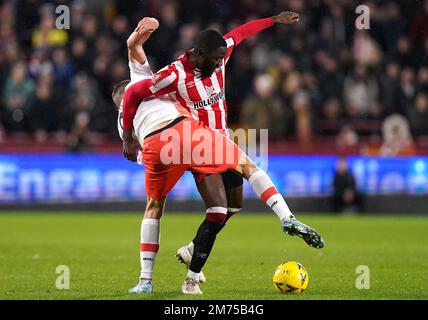 Il West Ham United Tomas Soucek (a sinistra) e Josh Daisilva di Brentford si battono per la palla durante la partita della Emirates fa Cup al GTECH Community Stadium di Londra. Data immagine: Sabato 7 gennaio 2023. Foto Stock