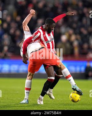 Il West Ham United Tomas Soucek (a sinistra) e Josh Daisilva di Brentford si battono per la palla durante la partita della Emirates fa Cup al GTECH Community Stadium di Londra. Data immagine: Sabato 7 gennaio 2023. Foto Stock