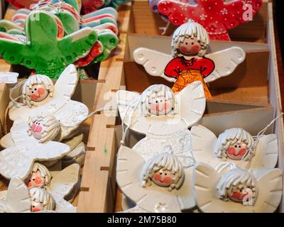 Figurine d'angelo dipinte a mano esposte in scatola di legno per la vendita come decorazioni di albero di Natale al mercato di Natale a Bucarest Foto Stock