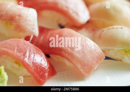 Sushi di tonno in varie parti Foto Stock