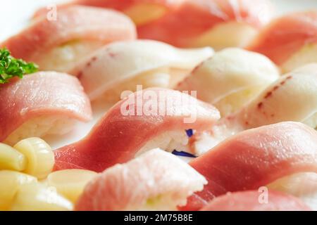 Sushi di tonno in varie parti Foto Stock