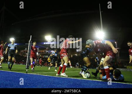 Cardiff, Regno Unito. 07th Jan, 2023. Jonathan Davies of the Scarlets segna le sue squadre 3rd prova. United Rugby Championship, Cardiff Rugby v Scarlets al BT Sport Cardiff Arms Park di Cardiff, Galles, sabato 7th gennaio 2023. pic di Andrew Orchard/Andrew Orchard sports photography/Alamy Live news Credit: Andrew Orchard sports photography/Alamy Live News Foto Stock