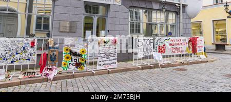 Tallinn, Estonia - 19 ottobre 2022: Protesta contro la guerra dell'Ucraina davanti all'ambasciata russa nel centro storico di Tallinn, in Estonia Foto Stock