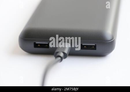 KIEV, UCRAINA - 4 MAGGIO 2022 batteria Powerbank portatile con logo di Belkin International, produttore americano di elettronica di consumo specializzata in dispositivi di connettività Foto Stock