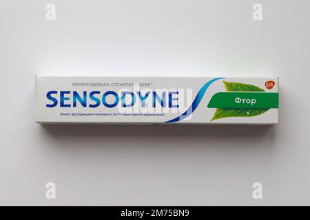 KIEV, UCRAINA - 4 MAGGIO 2022 Sensodyne fluoro o fluor è un dentifricio al fluoro che aiuta a proteggere contro la sensibilità dei denti Foto Stock