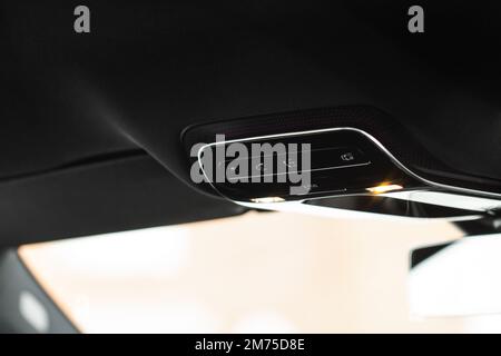 Immagine ravvicinata del pulsante SOS e della plafoniera di un'auto. Foto Stock