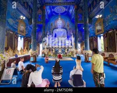 Chiang Rai, Thailandia, 18 novembre 2022. Persone che pregano all'interno del tempio Wat Rong Seur Ten o Blue. Foto Stock