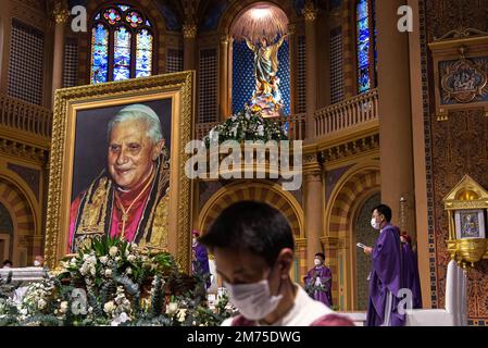 Durante il Tributo, il sacerdote cattolico tailandese conduce la messa alla morte del Papa emerito Benedetto XVI nella Cattedrale dell'Assunzione di Bangkok. La Conferenza Episcopale della Thailandia ha organizzato il Tributo alla morte del compianto Papa emerito Benedetto XVI nella Cattedrale dell'Assunzione di Bangkok. Il defunto Papa emerito Benedetto XVI morì il 31 dicembre 2022 all'età di 95 anni nel Monastero Mater Ecclesiae di Città del Vaticano. Foto Stock