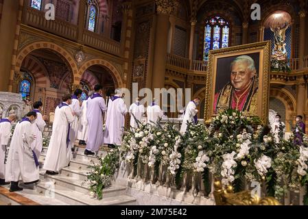 Bangkok, Thailandia. 07th Jan, 2023. Sacerdoti cattolici thailandesi visti durante il tributo alla morte del Papa emerito Benedetto XVI nella Cattedrale dell'Assunzione di Bangkok. La Conferenza Episcopale della Thailandia ha organizzato il Tributo alla morte del compianto Papa emerito Benedetto XVI nella Cattedrale dell'Assunzione di Bangkok. Il defunto Papa emerito Benedetto XVI morì il 31 dicembre 2022 all'età di 95 anni nel Monastero Mater Ecclesiae di Città del Vaticano. (Foto di Peerapon Boonyakiat/SOPA Image/Sipa USA) Credit: Sipa USA/Alamy Live News Foto Stock