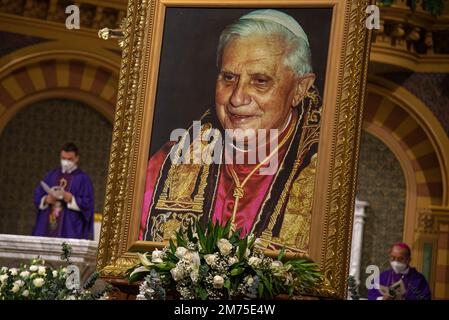 Bangkok, Thailandia. 07th Jan, 2023. La foto del Papa scomparso durante il Tributo alla morte del Papa emerito Benedetto XVI nella Cattedrale dell'Assunzione di Bangkok. La Conferenza Episcopale della Thailandia ha organizzato il Tributo alla morte del compianto Papa emerito Benedetto XVI nella Cattedrale dell'Assunzione di Bangkok. Il defunto Papa emerito Benedetto XVI morì il 31 dicembre 2022 all'età di 95 anni nel Monastero Mater Ecclesiae di Città del Vaticano. (Foto di Peerapon Boonyakiat/SOPA Image/Sipa USA) Credit: Sipa USA/Alamy Live News Foto Stock