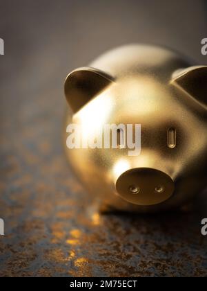 Salvadanaio su sfondo nero Foto Stock