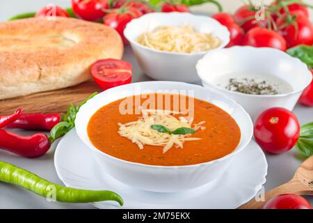 Zuppa di Chorba, pomodoro, piatto pronto servito con verdure, spezie e pane pita Foto Stock