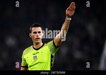 Torino, Italia. 07 gennaio 2023. L'arbitro Matteo Marchetti gesta durante la Serie Una partita di calcio tra Juventus FC e Udinese Calcio. Credit: Nicolò campo/Alamy Live News Foto Stock