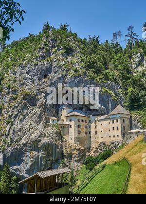 Postojna, Slovenia - 07 02 2015: Antico castello costruito in una grotta Foto Stock