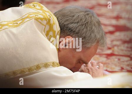 Stato della Città del Vaticano, Vatikanstadt. 07th Jan, 2023. Monsignor Georg Gaenswein. Foto: Monsignor Georg Gaenswein segretario privato a Papa Benedetto XVI dopo essere stato elevato come vescovo durante la messa dell'Epifania a San Basilica di Pietro il 6 gennaio 2013. Credit: dpa/Alamy Live News Foto Stock