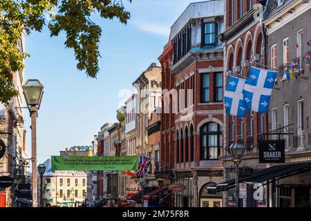 Quebec, Canada - Ottobre 23 2022 : bandiera del Quebec. Città vecchia di Quebec. Ristorante e negozio di articoli da regalo in Rue Saint-Jean. Foto Stock