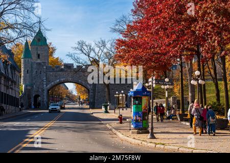 Quebec, Canada - 23 2022 ottobre : Quebec City Old Town St Louis Gate. Foglia di acero rosso durante il fogliame autunnale. Foto Stock