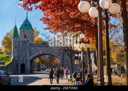 Quebec, Canada - 23 2022 ottobre : Quebec City Old Town St Louis Gate. Foglia di acero rosso durante il fogliame autunnale. Foto Stock