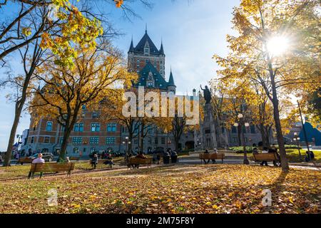 Quebec, Canada - 23 2022 ottobre : Place d'Armes. Quebec City Old Town in autunno. Camera Fairmont le Chateau Frontenac con vista sul tramonto. Foto Stock