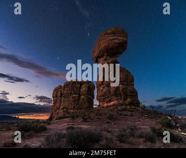 Balanced Rock poco prima dell'alba nel parco nazionale di Arches, Utah Foto Stock