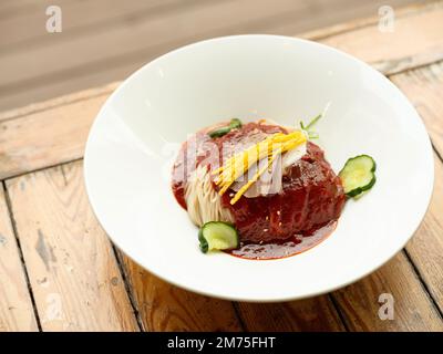 Noodle piccanti di grano saraceno in stile Pyeongyang Foto Stock