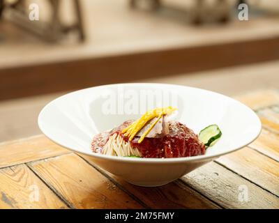 Noodle piccanti di grano saraceno in stile Pyeongyang Foto Stock