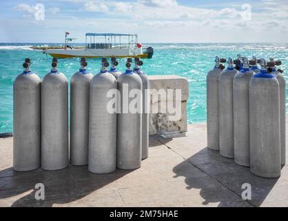 Immagine dei carri armati di scuba su un molo, fuoco selettivo. Foto Stock