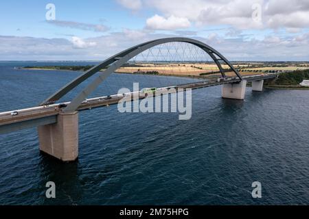 Foto del drone, scatto del drone, ponte di Fehmarnsund sul Mar Baltico, traffico di camion e auto, isola di Fehmarn, Schleswig-Holstein, Germania Foto Stock