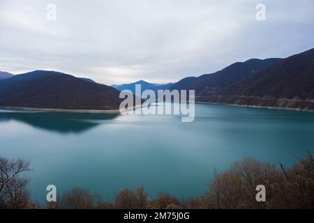 Georgia : 20-11-2022: 10Mountain lago di Zhinvalskoe serbatoio, Georgia. La bellissima riserva d'acqua sul fiume Aragvi, la parte superiore vicino all'Anan Foto Stock