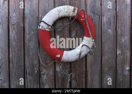 Cintura di sicurezza su un muro di legno, Fraueninsel, Chiemgau, Baviera, Germania Foto Stock