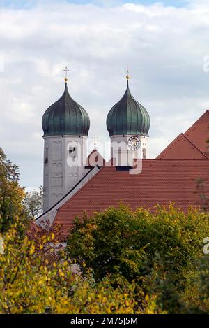 Torri della chiesa monastero di San Lambert, Monastero di Seeon, Seeon-Seebruck, Chiemgau, Baviera, Germania Foto Stock