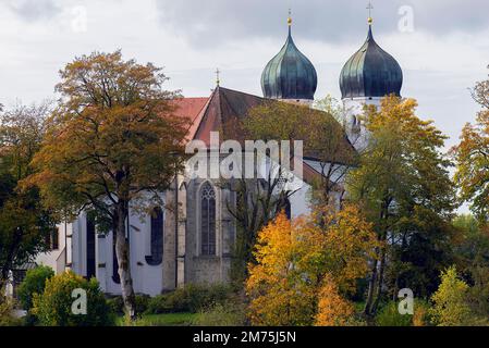 St Chiesa del Monastero di Lambert con Monastero di Seeon, Seeon-Seebruck, Chiemgau, Baviera, Germania Foto Stock