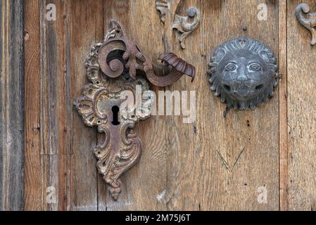 Serratura della porta sulla chiesa ex monastero di Baumburg di San Margaret, 1750, Baumburg, Baviera, Germania Foto Stock