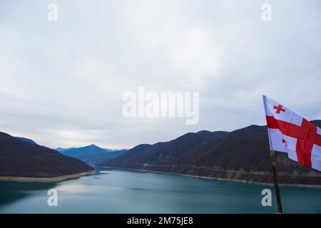 Georgia : 20-11-2022: 10Mountain lago di Zhinvalskoe serbatoio, Georgia. La bellissima riserva d'acqua sul fiume Aragvi, la parte superiore vicino all'Anan Foto Stock