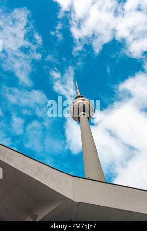 In figura è mostrata una foto dal basso verso l'alto della torre della televisione di Berlino. Si trova sul lato destro dell'immagine. Nell'angolo in basso a sinistra si trova il primo piano. Foto Stock