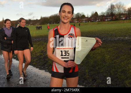 Bolton, Regno Unito. Sabato, 7 gennaio, 2023. Intervalli nuvolosi e soleggiati. Hannah Lucas, squadra atletica di Bury vince la Greater Manchester Athletic Association 2022 (riprogrammata) Campionati annuali di fondo, gara femminile senior. Leverhulme Park, Bolton, Greater Manchester. © Yoko Shelley Credit: Yoko Shelley/Alamy Live News. Foto Stock