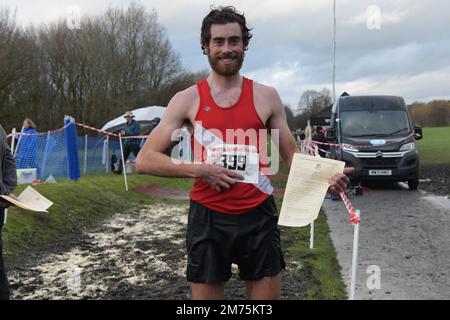 Bolton, Regno Unito. Sabato, 7 gennaio, 2023. Intervalli nuvolosi e soleggiati. Joe Steward, Salford Harriers e il club di atletica vince la Greater Manchester Athletic Association 2022 (riprogrammata) Annual Cross Country Championships, gara maschile senior. Leverhulme Park, Bolton, Greater Manchester. © Yoko Shelley Credit: Yoko Shelley/Alamy Live News. Foto Stock